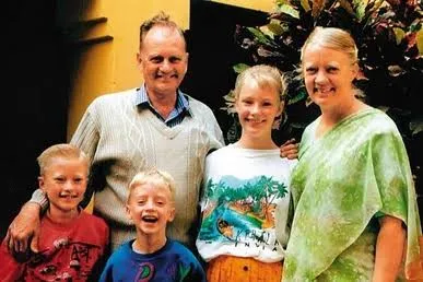 Family photo of Graham and Gladys Staines smiling with their three children, a daughter and two young sons